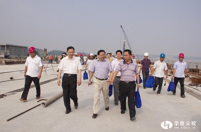 市委常委劉學甫深入華信交投項目工地“送清涼”eeeeeeeee.jpg